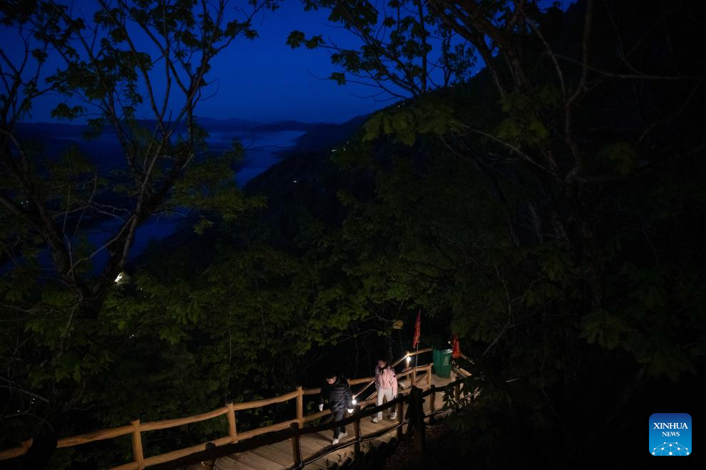 Jinzu Peak scenic area attracts tourists with stunning sunrise