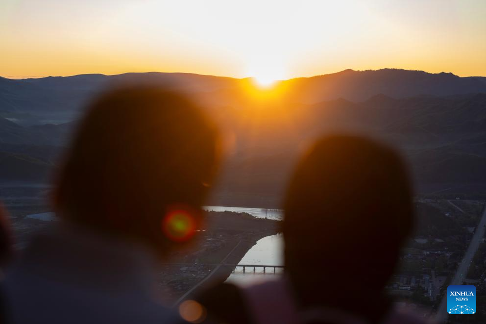 Jinzu Peak scenic area attracts tourists with stunning sunrise