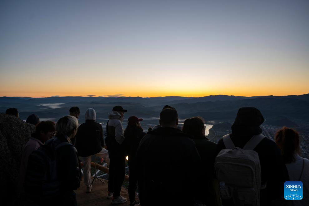 Jinzu Peak scenic area attracts tourists with stunning sunrise