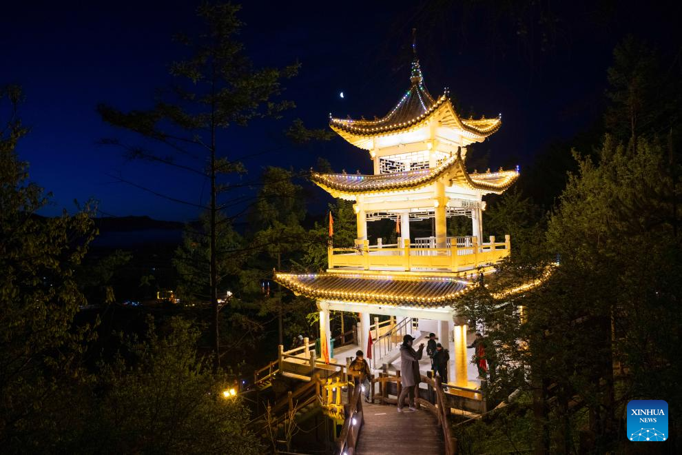 Jinzu Peak scenic area attracts tourists with stunning sunrise