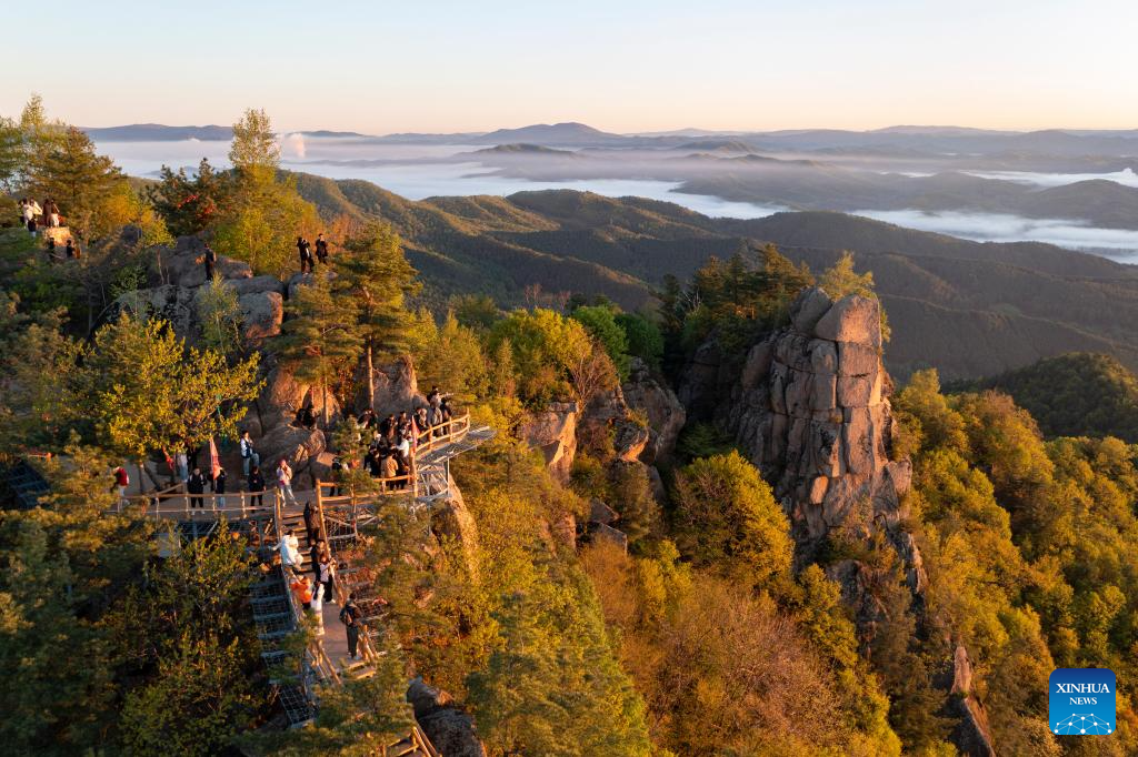 Jinzu Peak scenic area attracts tourists with stunning sunrise