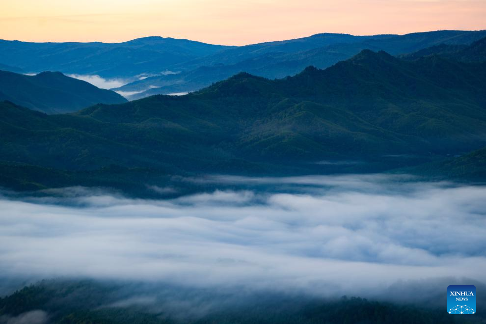 Jinzu Peak scenic area attracts tourists with stunning sunrise