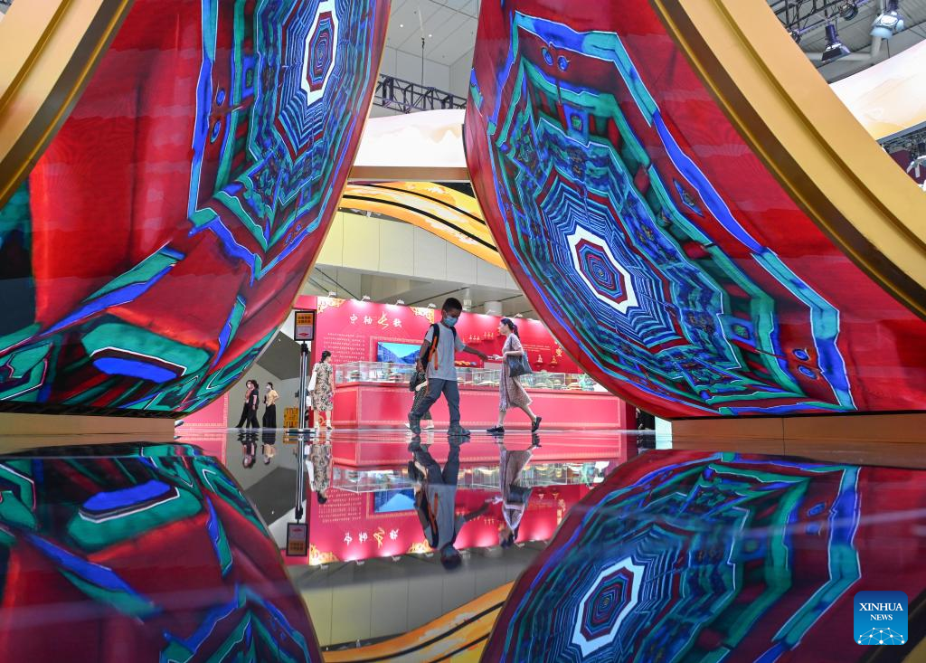Cultural activities during China Int'l Cultural Industries Fair attract young visitors