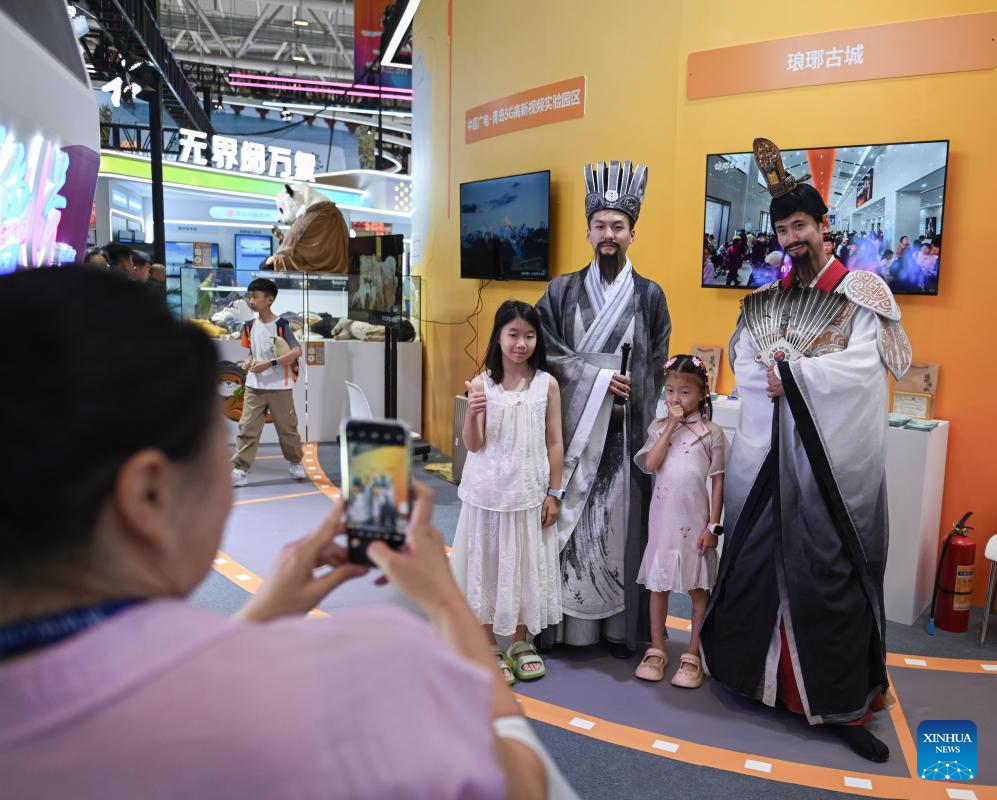 Cultural activities during China Int'l Cultural Industries Fair attract young visitors