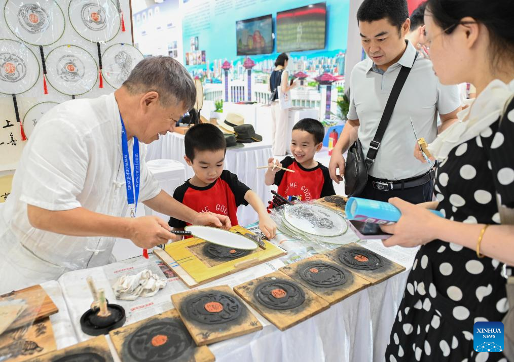 Cultural activities during China Int'l Cultural Industries Fair attract young visitors