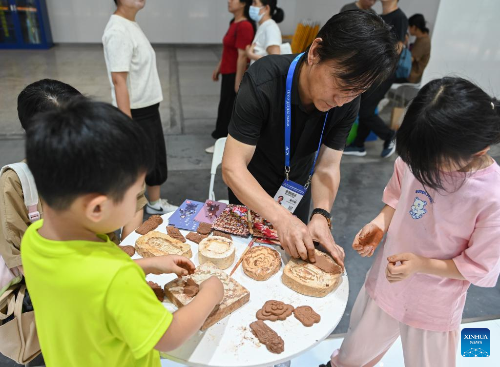Cultural activities during China Int'l Cultural Industries Fair attract young visitors