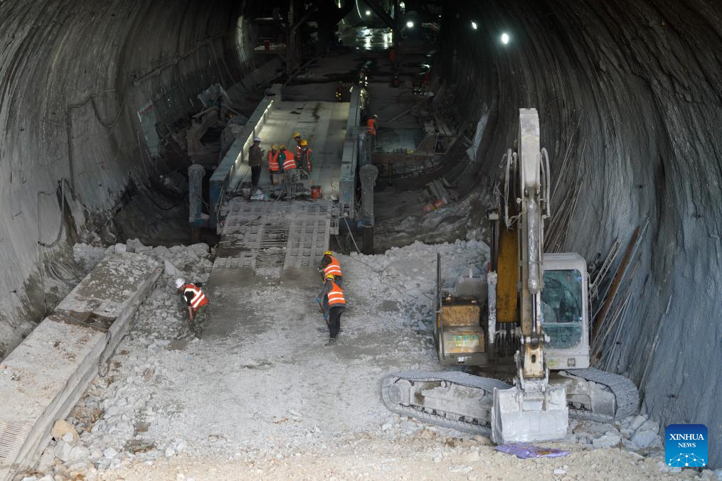 Construction of 602-meter railway tunnel completed in Suifenhe, NE China