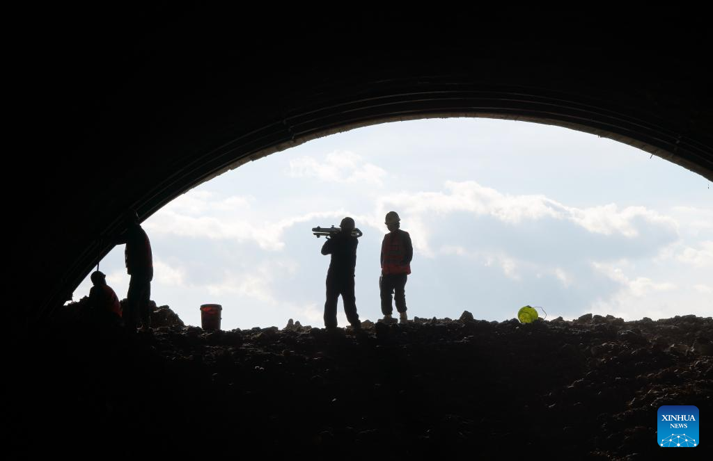 Construction of 602-meter railway tunnel completed in Suifenhe, NE China