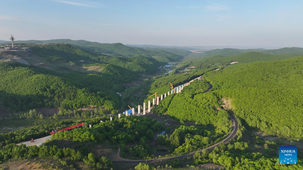 Construction of 602-meter railway tunnel completed in Suifenhe, NE China