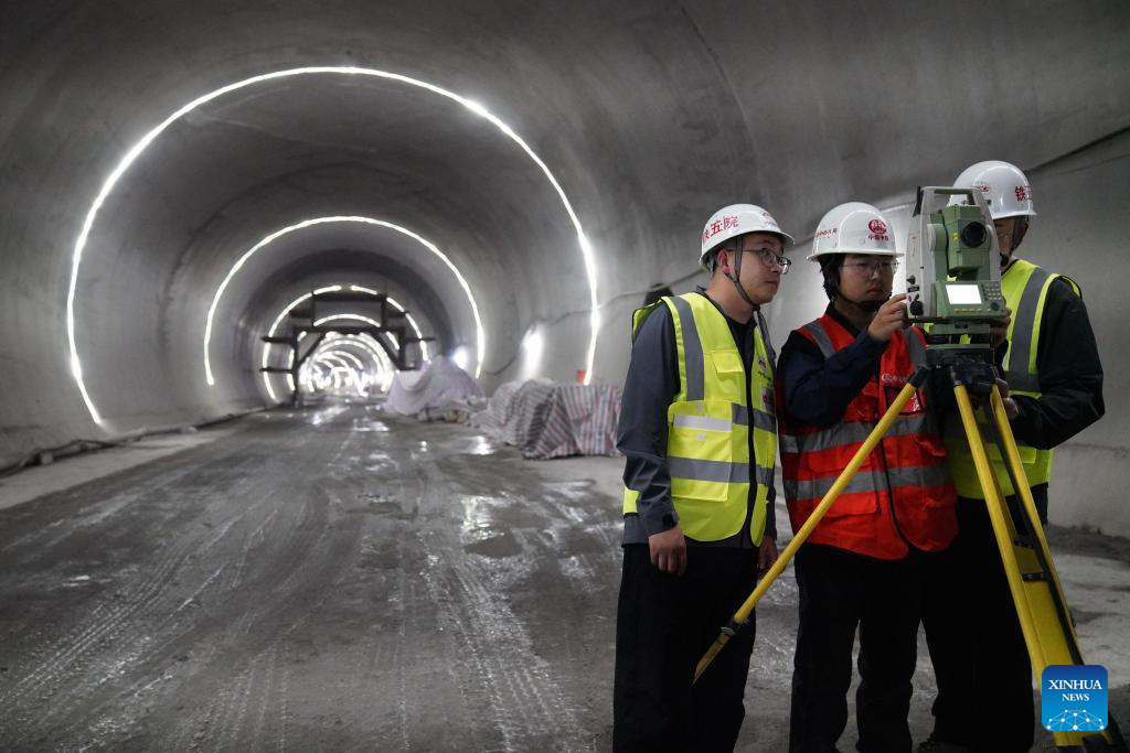 Construction of 602-meter railway tunnel completed in Suifenhe, NE China