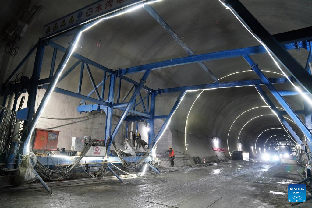 Construction of 602-meter railway tunnel completed in Suifenhe, NE China