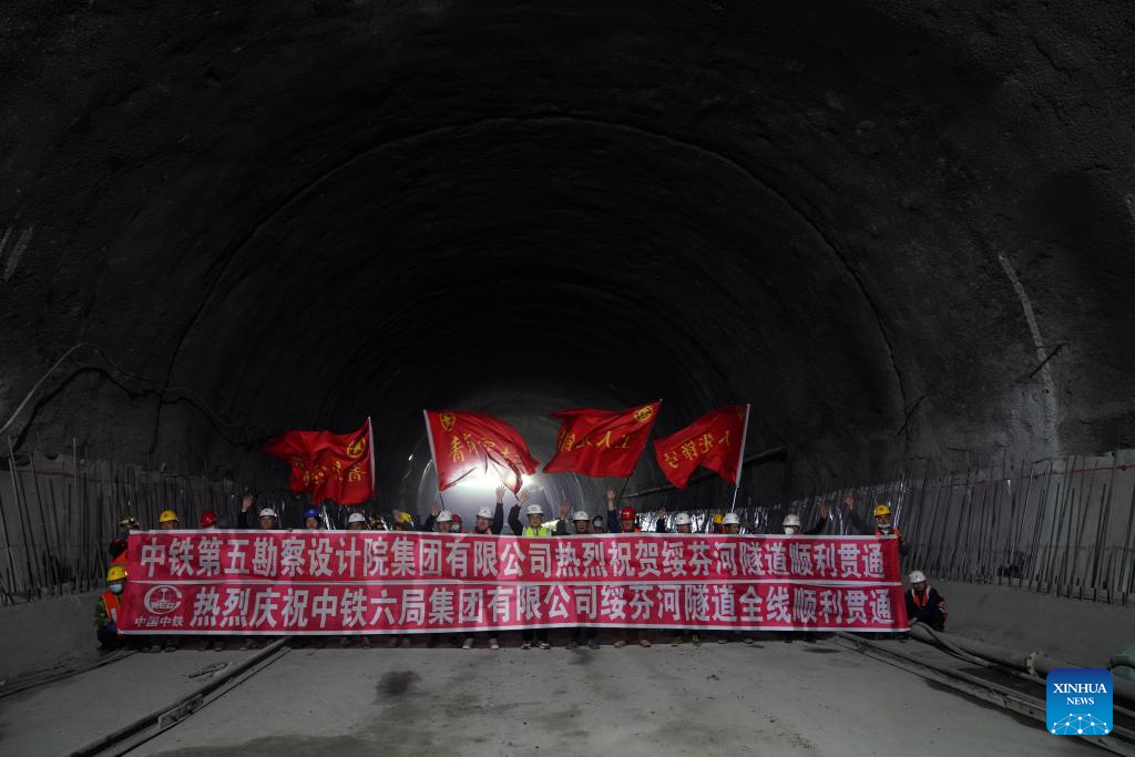 Construction of 602-meter railway tunnel completed in Suifenhe, NE China