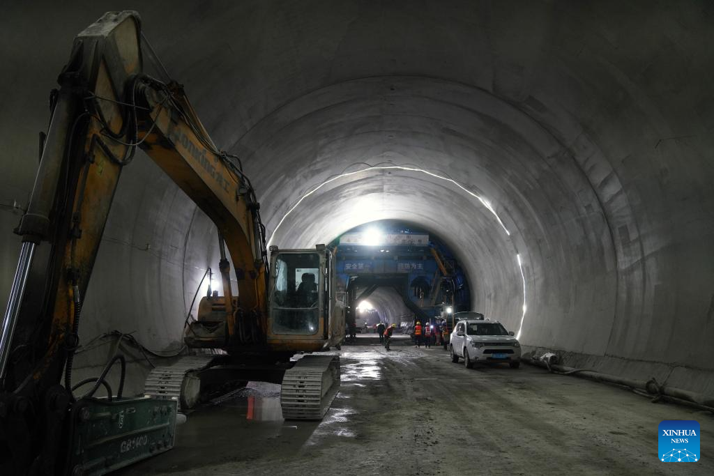 Construction of 602-meter railway tunnel completed in Suifenhe, NE China