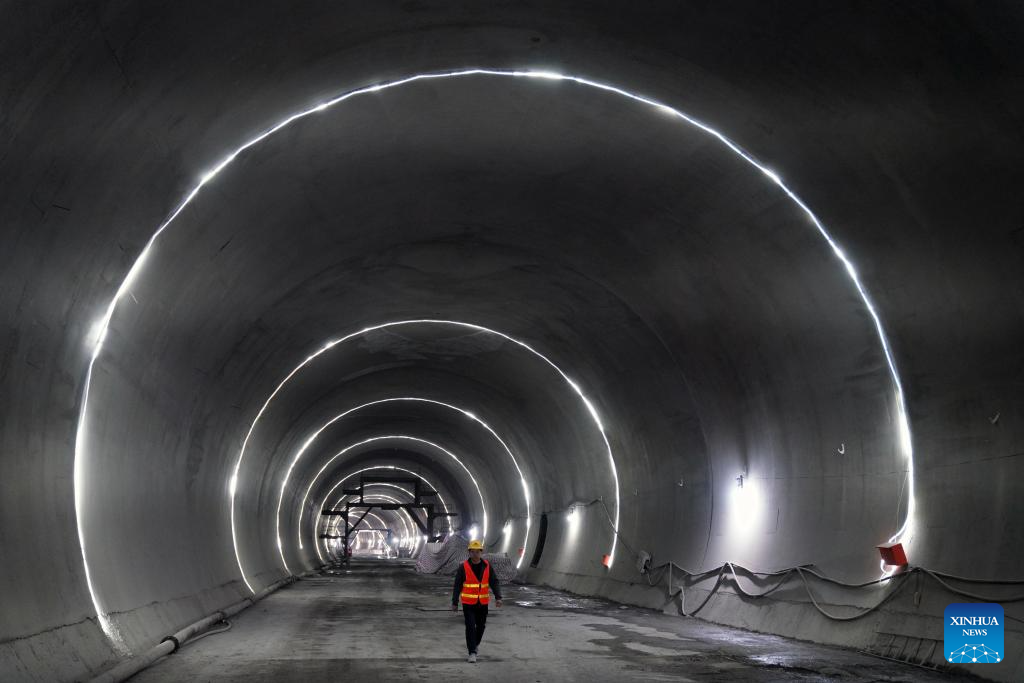 Construction of 602-meter railway tunnel completed in Suifenhe, NE China