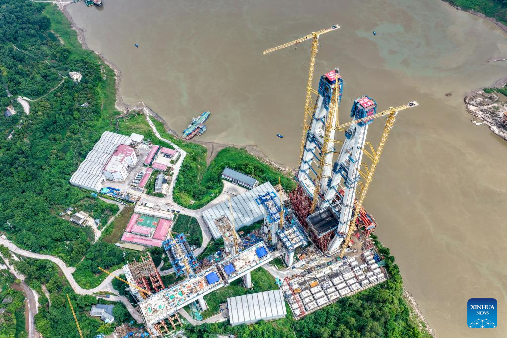 Shituo Yangtze River Bridge capped in Chongqing, SW China