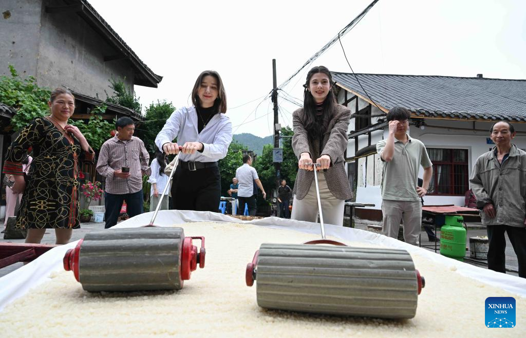 Int'l students attend cultural experience activity ahead of Dragon Boat Festival in Chongqing