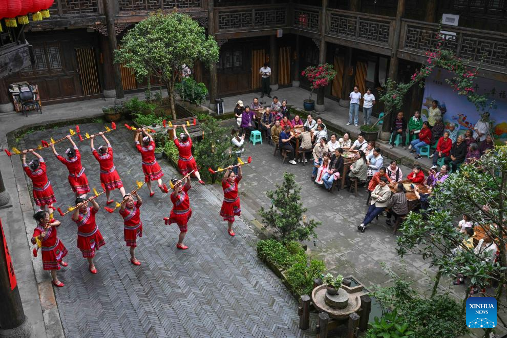 Int'l students attend cultural experience activity ahead of Dragon Boat Festival in Chongqing
