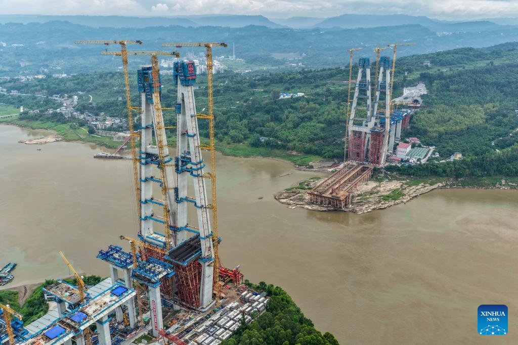 Shituo Yangtze River Bridge capped in Chongqing, SW China
