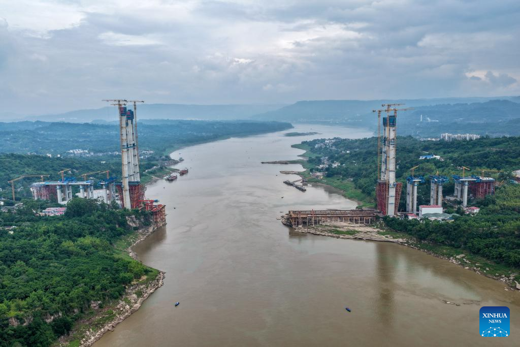 Shituo Yangtze River Bridge capped in Chongqing, SW China