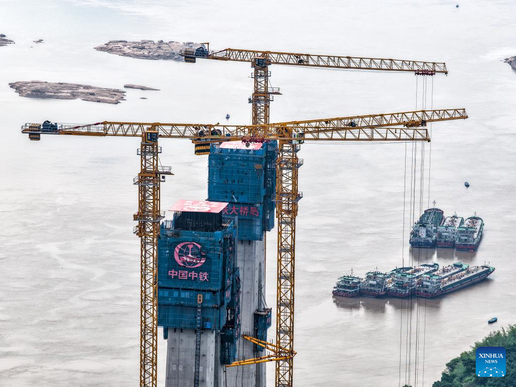 Shituo Yangtze River Bridge capped in Chongqing, SW China