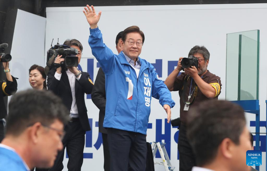 S. Koreans go to polls to pick new president
