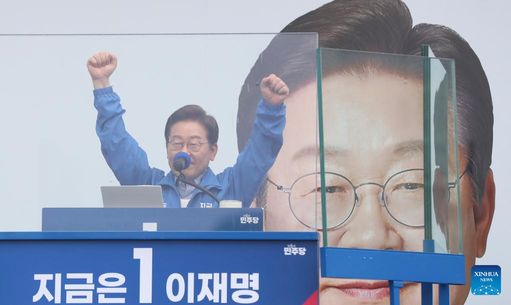 S. Koreans go to polls to pick new president