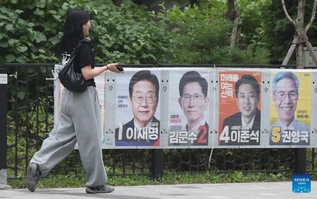 S. Koreans go to polls to pick new president