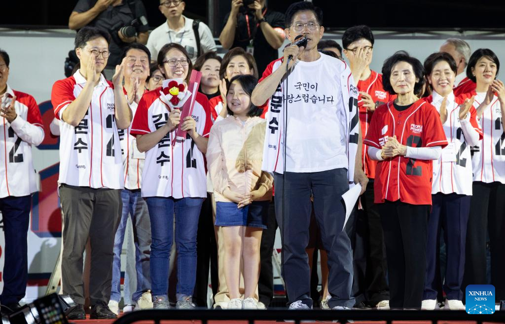 S. Koreans go to polls to pick new president