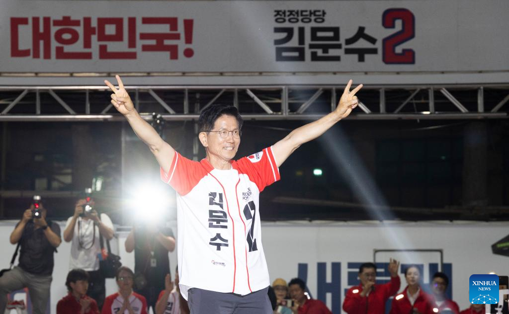 S. Koreans go to polls to pick new president