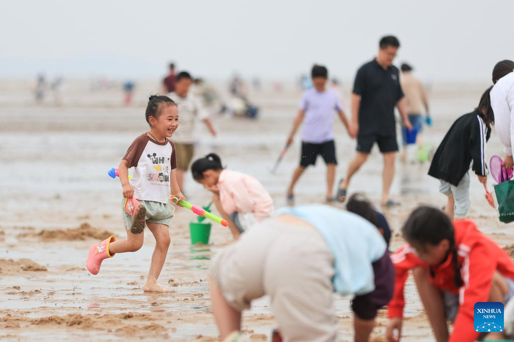 People enjoy 3-day holiday of Dragon Boat Festival across China