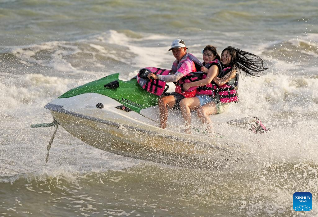 People enjoy 3-day holiday of Dragon Boat Festival across China