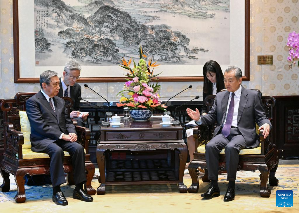 China's top diplomat meets Japanese trade association president