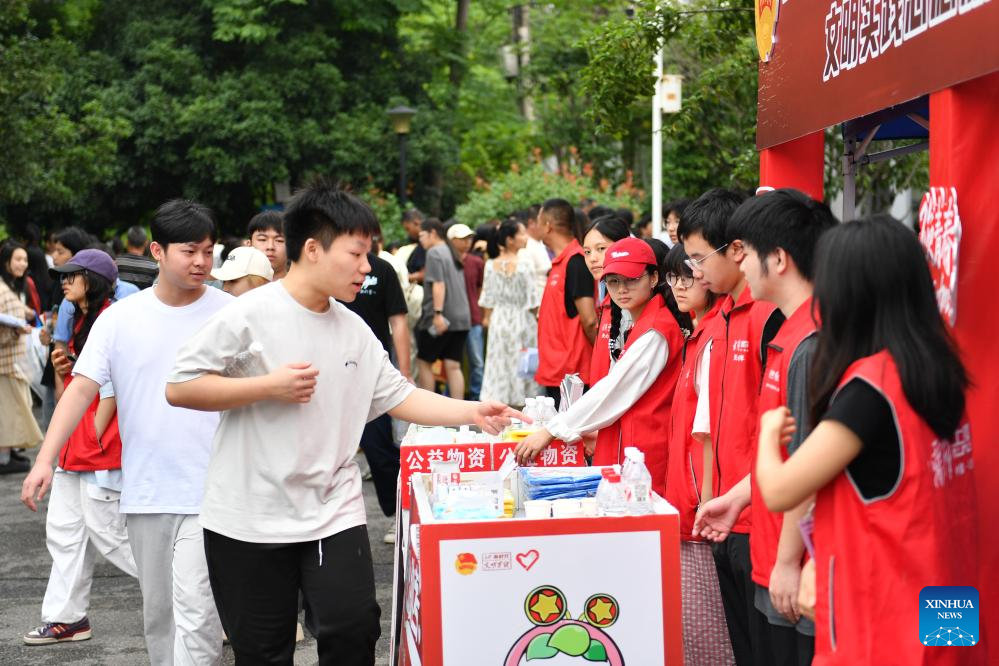 Volunteers aid students during national college entrance exam in C China