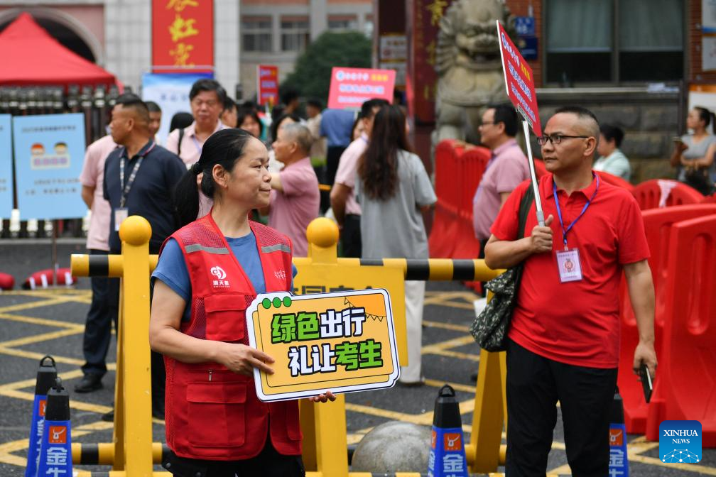 Volunteers aid students during national college entrance exam in C China