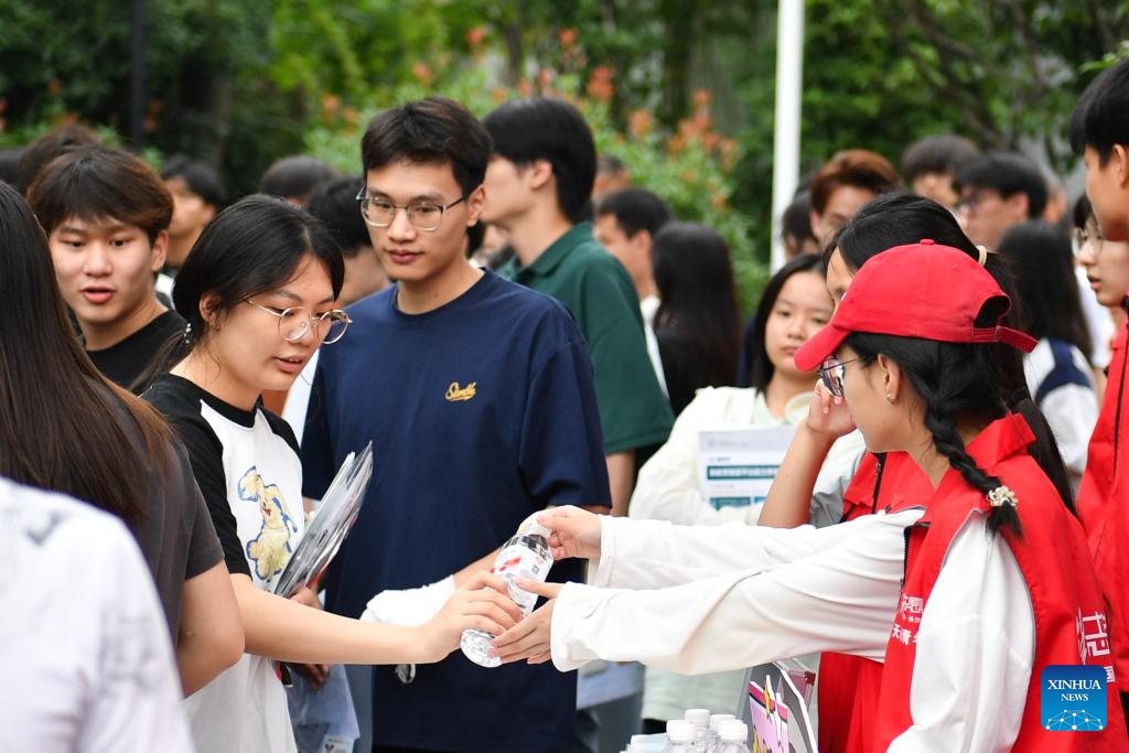 Volunteers aid students during national college entrance exam in C China