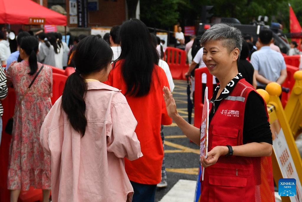 Volunteers aid students during national college entrance exam in C China