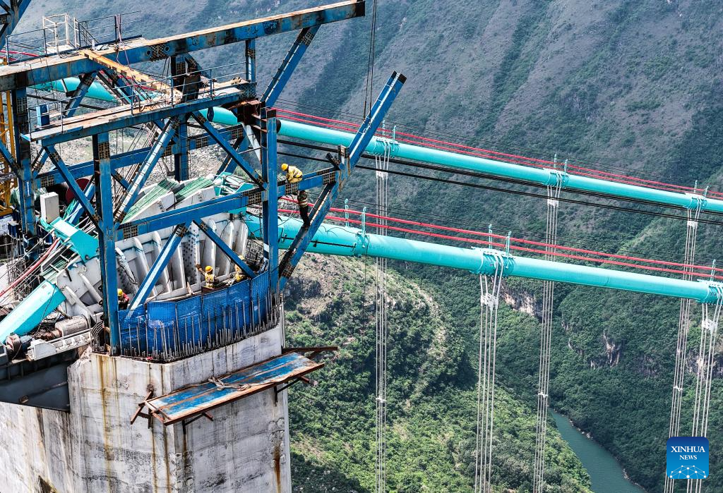 World's tallest bridge nears completion in SW China