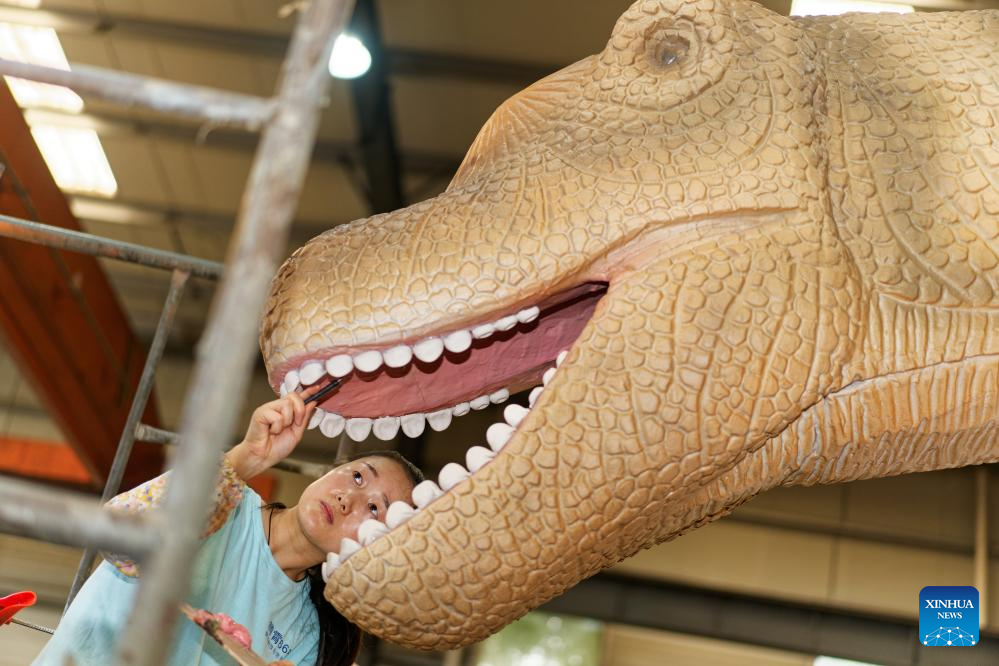 Lantern and animatronic dinosaur production thrives in SW China