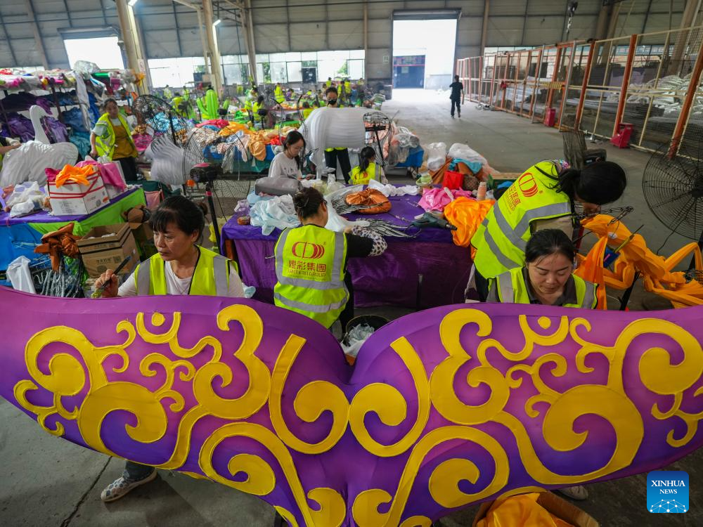 Lantern and animatronic dinosaur production thrives in SW China