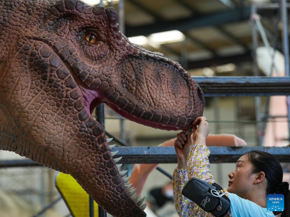 Lantern and animatronic dinosaur production thrives in SW China