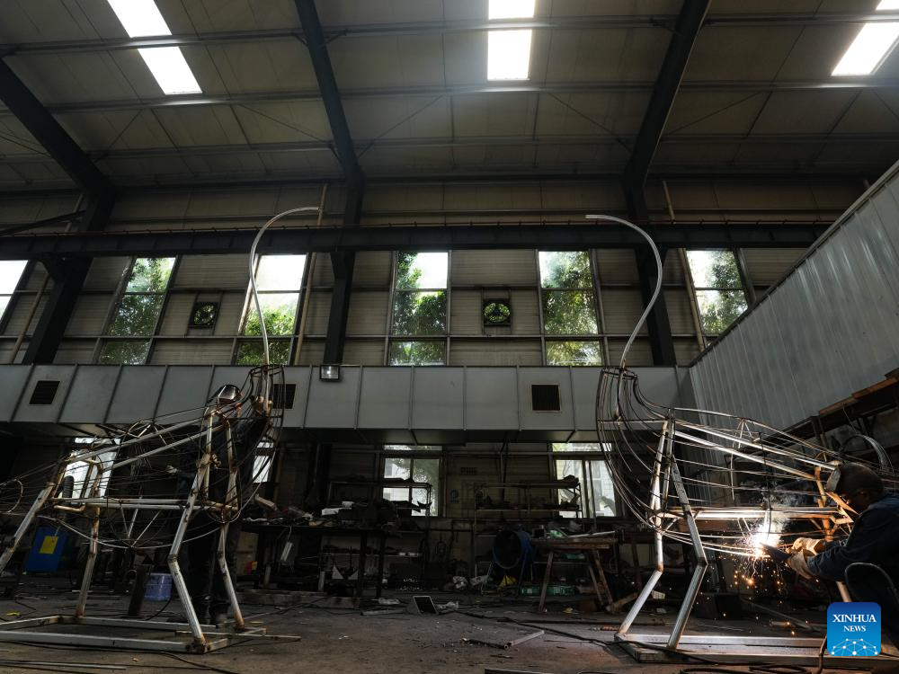 Lantern and animatronic dinosaur production thrives in SW China