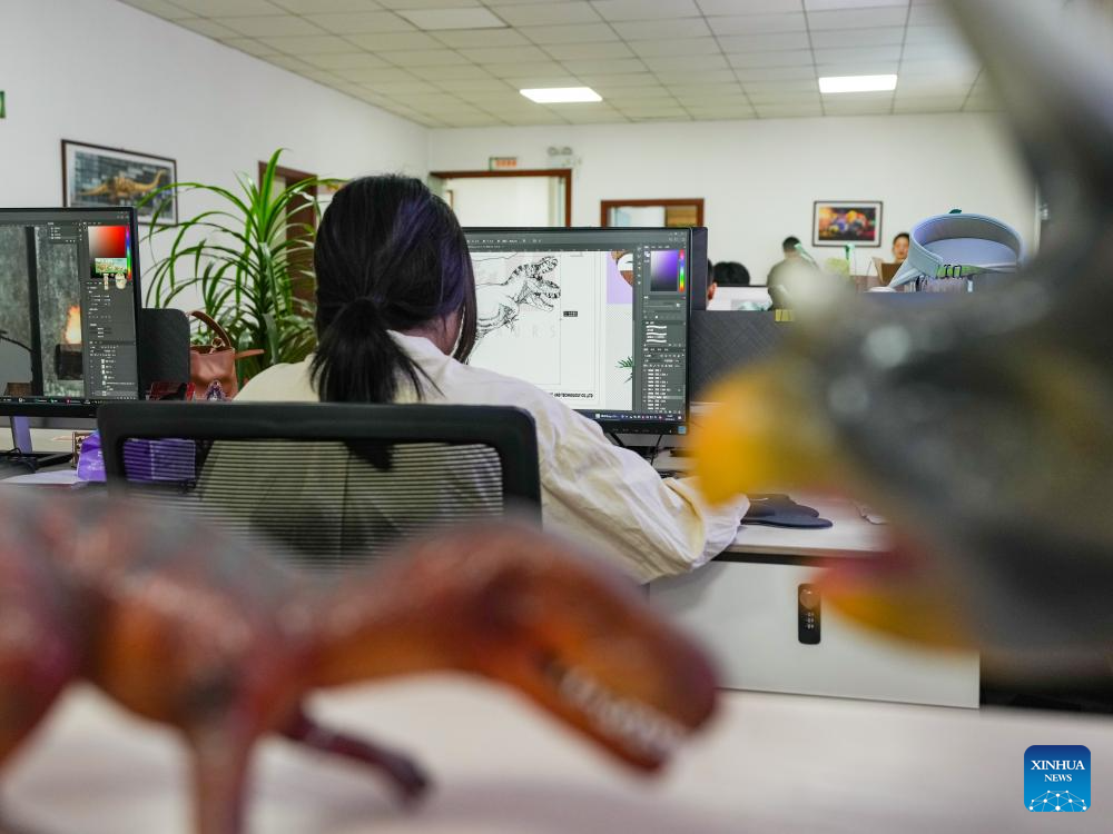 Lantern and animatronic dinosaur production thrives in SW China