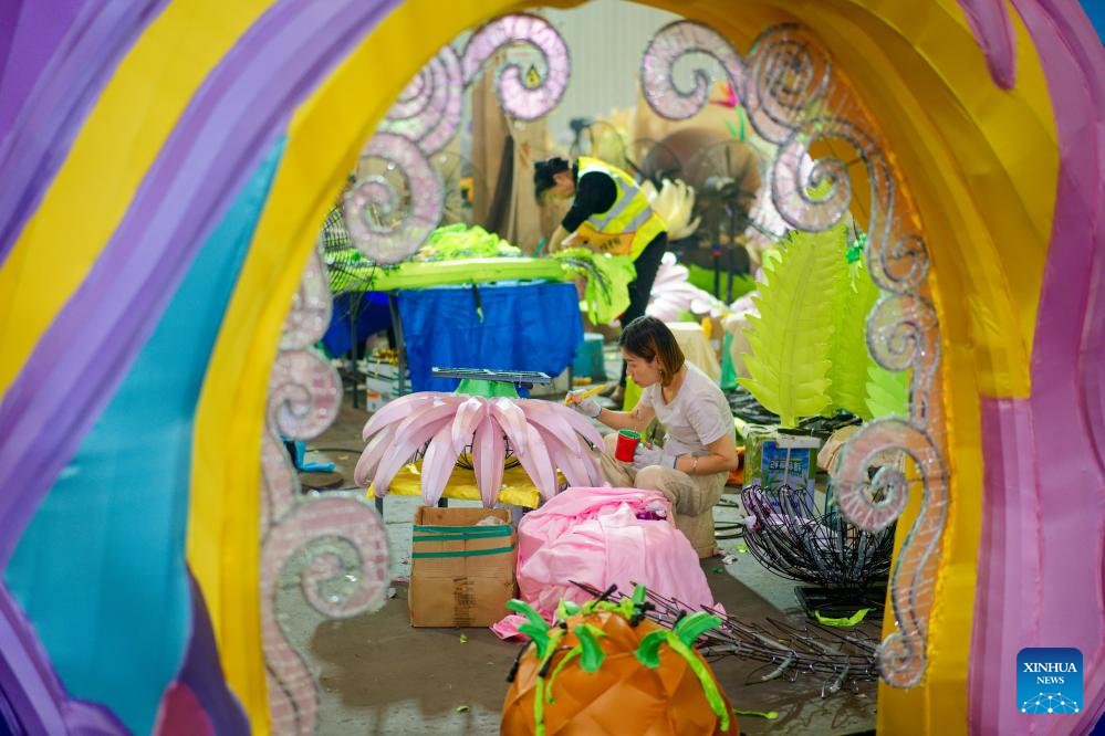 Lantern and animatronic dinosaur production thrives in SW China