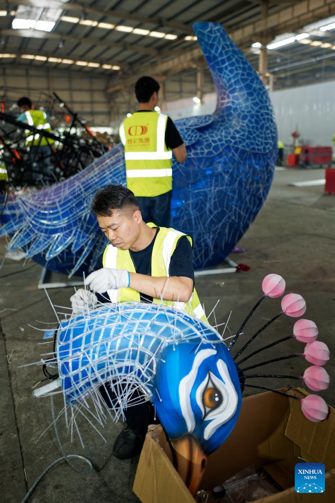 Lantern and animatronic dinosaur production thrives in SW China