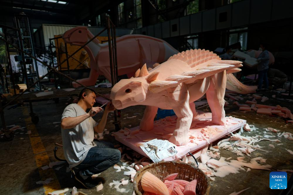 Lantern and animatronic dinosaur production thrives in SW China