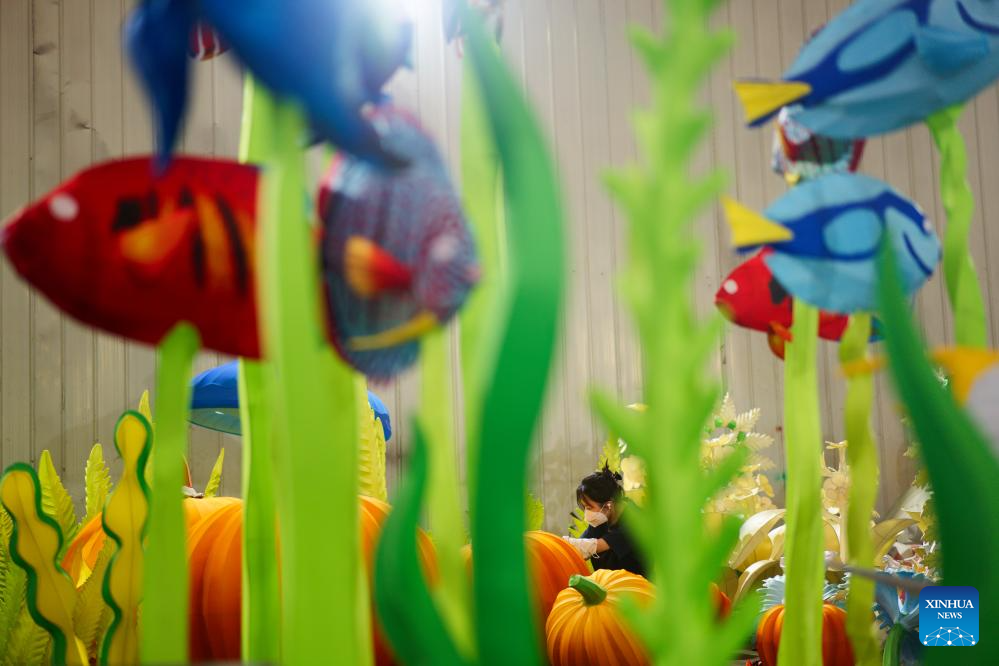 Lantern and animatronic dinosaur production thrives in SW China
