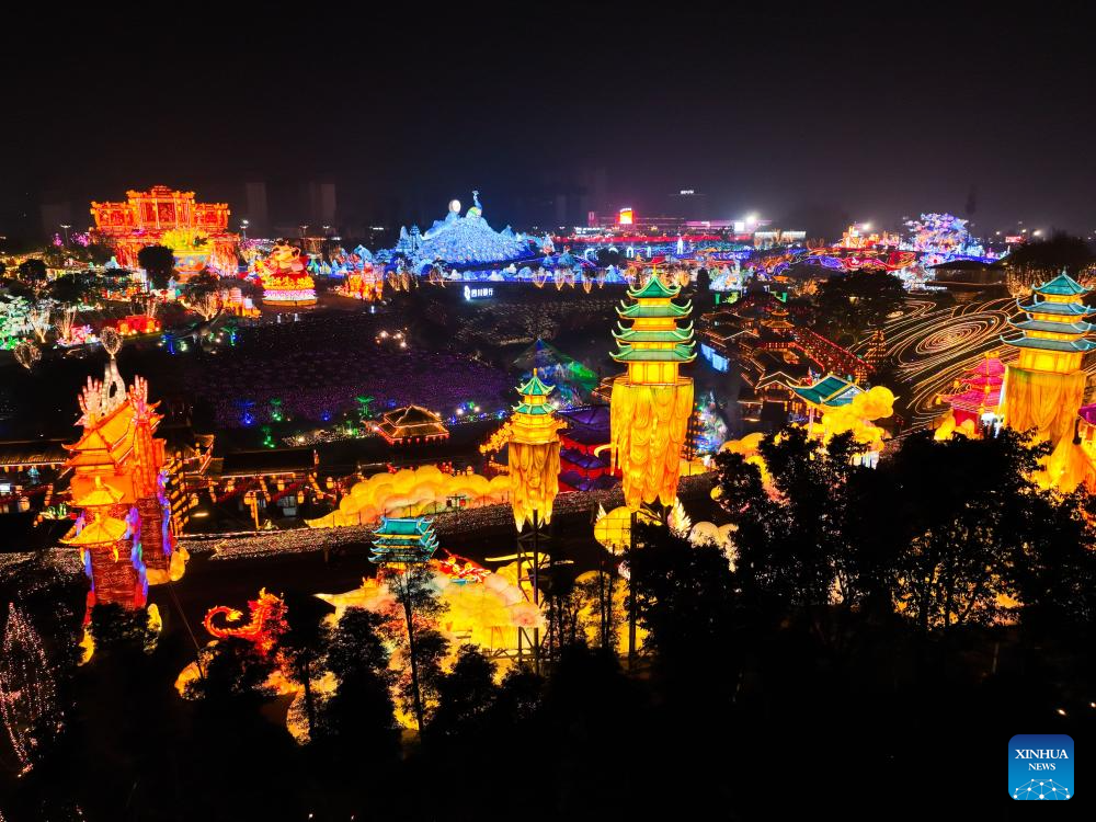 Lantern and animatronic dinosaur production thrives in SW China