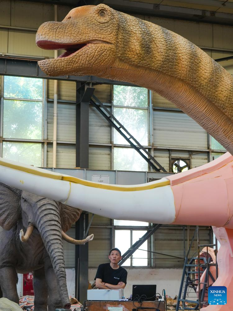 Lantern and animatronic dinosaur production thrives in SW China