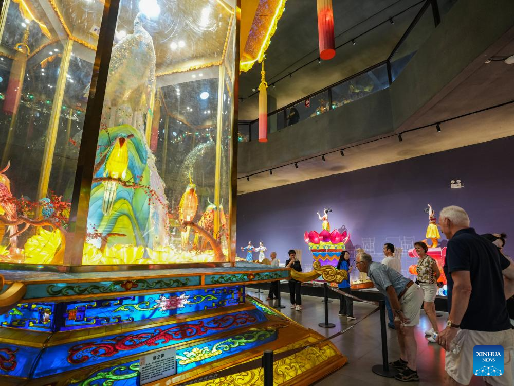 Lantern and animatronic dinosaur production thrives in SW China