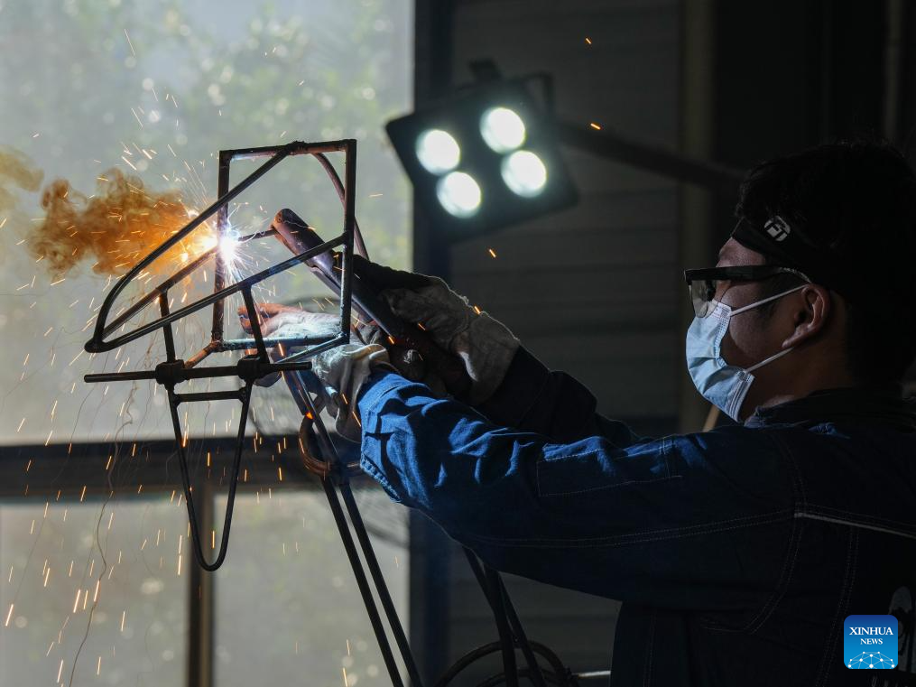 Lantern and animatronic dinosaur production thrives in SW China